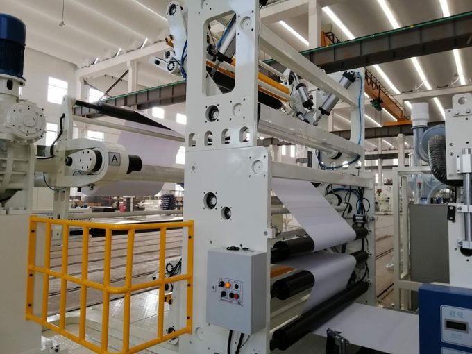 μηχανή τοποθέτησης σε στρώματα 12001600mm μεγάλη μη υφαμένη PaperAutomatic με το αυτόματο άσπρο μπλε υψηλής ταχύτητας αέρα κύκλου εργασιών 2 shaf 0